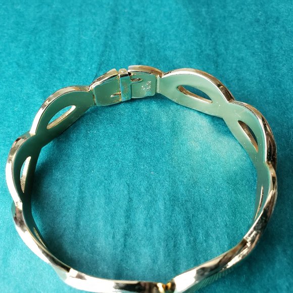 2/20$ Vintage Monet gold tone bracelet - Picture 7 of 8